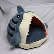 Haustierbett, Hai-Bett, Haustier-Hai-Design, Hunde-Bett, Katzen-Bett, Haiform, Schlafplatz für Haustiere, Komfortbett, Haustier-Komfort, Lustiges Haustierbett, Tierbett, Hai-Design, Haustier-Luxus, Schlafplatz, Kreatives Bett, Gemütliches Bett, Haustiermöbel, Einzigartiges Bett, Tierbett-Design, Haustierbedarf, Modernes Bett, Haustier-Schlafplatz, Haustier-Schlafkomfort, Haifisch-Bett, Komfortzone für Tiere, Trendiges Haustierbett, Haustier-Schlafmöbel, Haustier-Accessoires, Individuelles Haustierbett