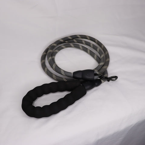 Hundeleine, Nylon Hundeleine, Reflektierende Hundeleine, Sicherheitsleine, Leine für Hunde, Reflektierende Nylonleinen, Hundeleine mit Reflexstreifen, Langlebige Hundeleine, Nylon Leine, Sicherheitsleinen für Hunde, Reflektierende Leine, Robuste Hundeleine, Reflektierende Hundeleinen, Komfortable Hundeleine, Hochwertige Nylonleine, Nylon-Leine mit Reflex, Reflektierende Leine für Hunde, Hundeleine für Sicherheit, Nacht sichtbare Hundeleine, DogFreund